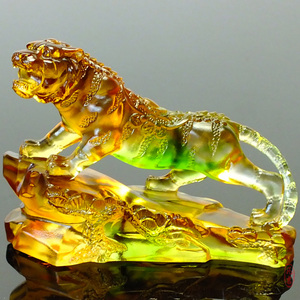 生肖虎年2022属虎人本命年的吉祥物琉璃上山虎水晶老虎摆件客厅
