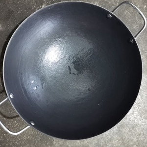 老式传统铁锅铸铁圆底炒锅干锅小火锅家用商用