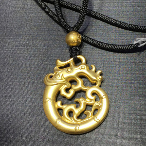 周大福传承系列黄金吊坠龙