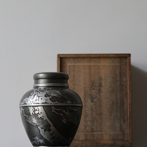 日本进口乾茂号造本锡制松纹浮雕大茶叶罐双盖密封茶入 日式茶具