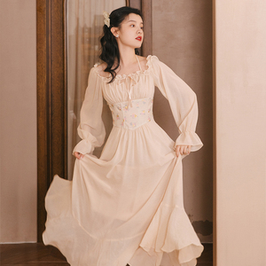 早春女装法式宫廷风复古拼接优雅纯欲连衣裙凡尔赛欧洲中世纪长裙
