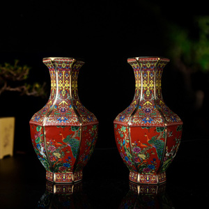 清代官窑烧制红地粉彩花鸟六方瓶老花瓶瓷瓶摆件一对精美居家收藏