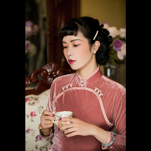 如嫣 top ulara 民国 古法宽绲双圆襟葫芦扣粉丝绒旗袍