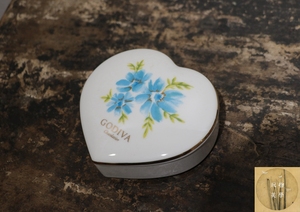 孤品比利时巧克力GODIVA歌帝梵陶瓷心形首饰盒中古瓷器收藏