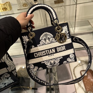 小明逛巴黎|法国专柜代购dior/迪奥lady dior 刺绣戴妃包秋冬新款