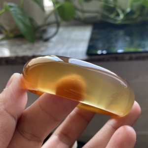 纯天然原色精品高冰强荧光黑龙江逊克料黄玛瑙玉髓手镯内径56mm