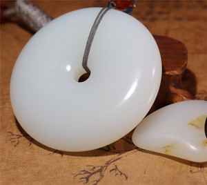 7克,且末米达料羊脂白玉大平安扣b331