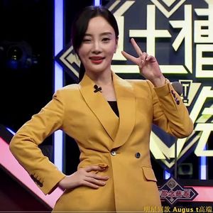 李小璐黄色西装