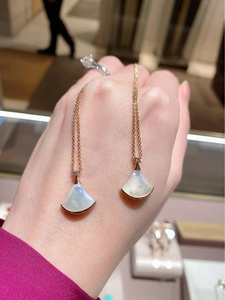 bvlgari/宝格丽18k玫瑰金 diva 小扇子项链 镶钻白贝母裙子锁骨链