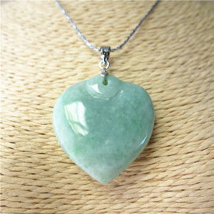 翡翠爱心吊坠心形玉桃心