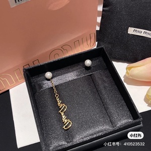 miu miu miumiu缪缪 珍珠字母徽标吊坠耳钉耳饰耳环饰品女士