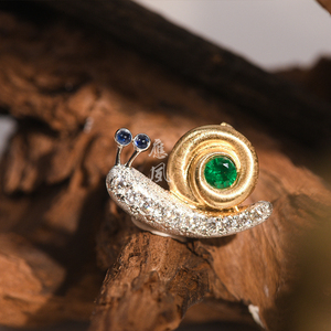 夙朽珠宝 |&nbsp;蜗牛.0.19ct赞比亚祖母绿 18k金 钻石 蓝宝 小胸针