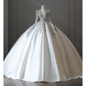 法式长袖v领缎面轻婚纱2024新款新娘高级质感复古小个子拖尾主纱