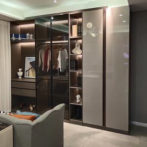 灰色柜体搭配布纹高光门板,加上极简边框玻璃门,现代轻奢格调