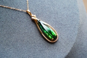 天然翠绿碧玺吊坠水滴形18k金钻石镶嵌女款镜花缘珠宝