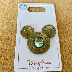 迪士尼徽章disney pin迪斯尼米奇绿宝石胸章