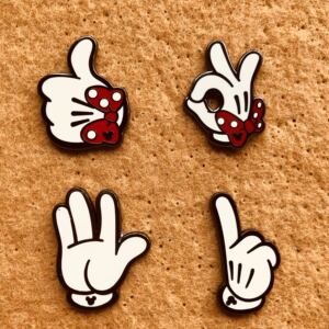 香港迪士尼徽章disney pin迪斯尼米奇米妮手势隐藏勋章胸针