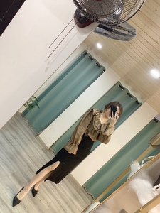2023年春季新款韩版女装叙家咖色V领双层荷叶边喇叭袖气质衬衣