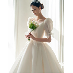 白色礼服轻纱齐地