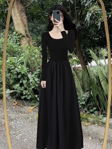 赫本黑色连衣裙女2024春款长袖收腰显瘦小黑裙法式高级感圆领长裙