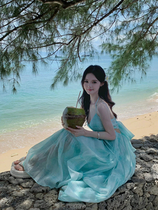 薄荷曼波海边度假氛围感沙滩裙设计感挂脖连衣裙仙女气质大摆裙子