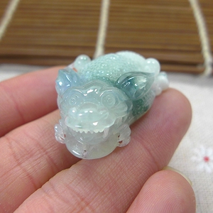 三脚金蟾吊坠翡翠