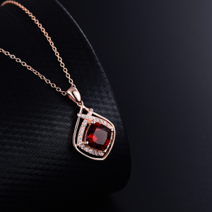 小肥珠宝 天然石榴石吊坠女925纯银镀18k金大方通勤方形配锁骨链