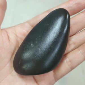 101g和田玉黑青黑羊脂籽料原石黑青一细油润收藏级男士顺手手把件