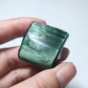 32克和田玉碧玉原石 菠菜绿猫眼奢侈珠宝级雕刻戒面吊坠镶嵌挂件