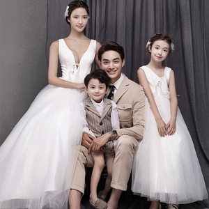 2022展会新款影楼亲子主题服装 一家四口全家福油画风拍照礼服