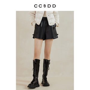 CCDD2023冬季新款女装时尚百搭脚口开叉设计松紧腰A型PU皮短裤