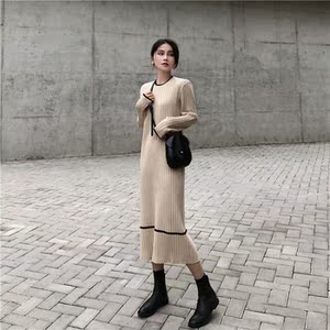 米色针织连衣裙女秋冬中长款过膝毛衣裙 可搭配外套大衣穿的裙子