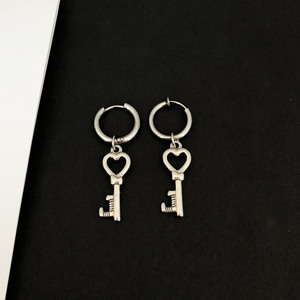 原创设计黄家驹同款钥匙耳环男中性街头嘻哈beyond乐队耳坠耳夹女