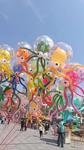 背带娃娃风筝线轮长条气球笑脸气球飞天印花章鱼风筝线气球