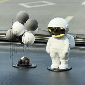 宇航员车载摆件太空人科技车上中控台玩偶送男生高级礼物沙雕手办