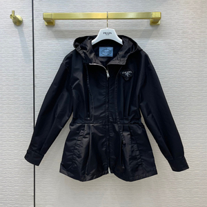 prada/普拉达21早秋款女士褶皱胸花徽标抽身收腰连帽夹克风衣外套