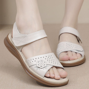 43加大码女鞋夏天软牛皮鞋42加肥大号女装40中老年妈妈真皮凉鞋.