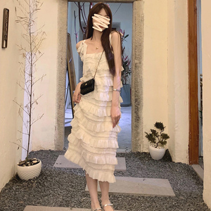 高级感时髦别致蛋糕裙显瘦吊带无袖白色连衣裙女夏季惊艳独特裙子
