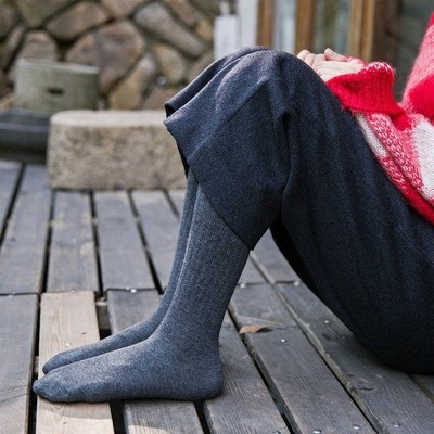 穿豆豆鞋配马丁靴穿在阔腿裤里面的冬天黑色纯棉袜子