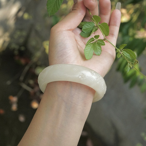 00千琢旗舰店天猫千琢和田玉手镯玉镯子羊脂白玉双鱼雕花玉镯年年有