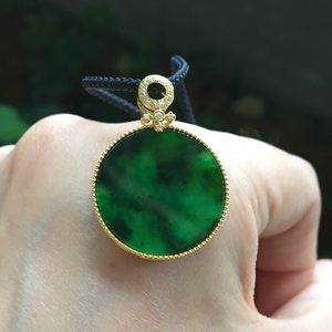 天然翡翠a货冰糯满绿平安牌玉坠镶嵌18k黄伴钻圆牌项坠平安扣吊坠