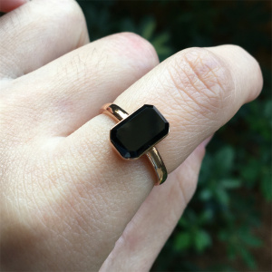 天然翡翠a货冰种墨翠方形戒指镶18k金墨翠马鞍戒指透光满绿色戒面