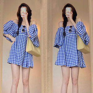 蓝色格子一字肩