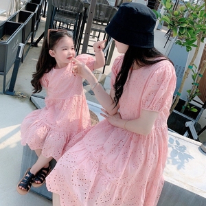 2024夏季新款亲韩版子母女装连衣裙女童绣花镂空泡泡袖沙滩蕾丝度
