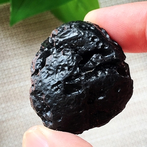 天然玻璃陨石雷公墨黑陨石原石摆件琉璃陨石矿物宝石装饰教学标本