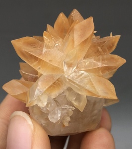 天然云南花状方解石矿物晶体收藏