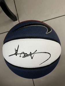 易建联亲笔签名篮球