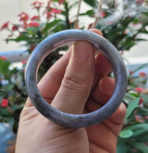 清仓微瑕 古韵墨翠 撒金 润泽 乌鸡种 天然翡翠手镯正桩55证书398