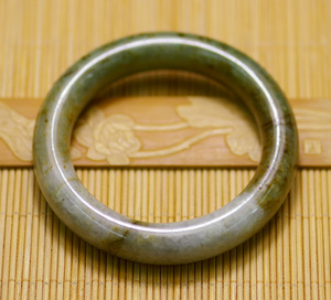 豆种满绿翡翠手镯