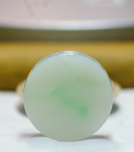 多纹裂但很美 油性足 润泽羊脂玉色白底青 阳绿色翡翠圆形无事牌